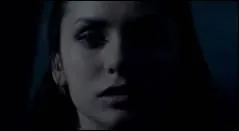 Qui a causé la mort d'Elena dans l'épisode final de la troisième saison ?