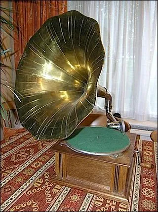 Où l'on voit qu'on a le droit de poser les mains sur les hanches d'une Professeure respectée même si les copains sont morts de rire...