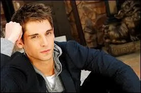 Où habite-t-il actuellement ?