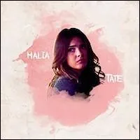 Qui aide-t-elle à entrer dans le sous-sol de l'asile ?