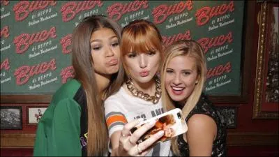 Avec qui se trouvent-elles sur cette photo ?