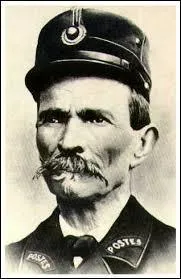 Quel est le surnom de ce fameux facteur ayant passé plus de 30 ans à édifier un palais situé dans la Drôme, devenu un célèbre monument touristique du département ?