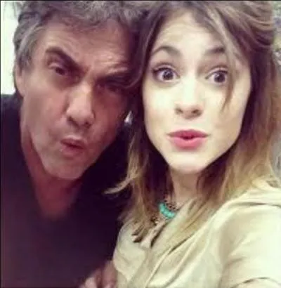 Qui l'accompagne pendant toutes les tournées ?