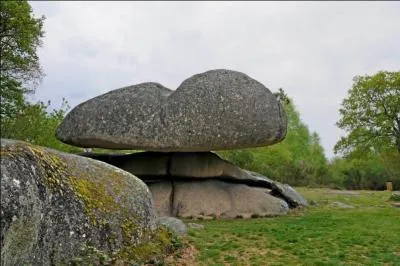 Le site des Pierres Jaumâtres, culminant à 600 mètres d'altitude, permet d'observer de magnifiques panoramas sur la Creuse.