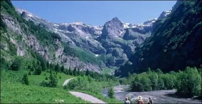 Avec des parois de 500 à 700 mètres de hauteur, couronné par des sommets de 3 000 mètres d'altitude, le Cirque du Fer-à-Cheval est le plus grand cirque montagneux alpin.