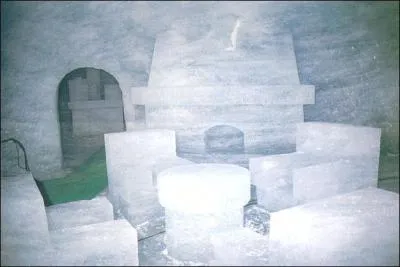 La Mer de Glace, glacier alpin situé sur la face nord du massif du Mont-Blanc, mesure sept kilomètres de long. La grotte de glace permet de pénétrer au cur du glacier. Pour y accéder, rendez vous à Chamonix, en :