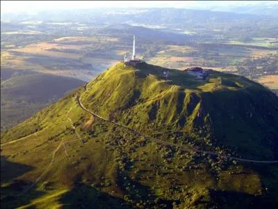 Le Puy de Dôme, plus haut sommet de la chaîne des Puys, est classé 'Grand Site de France'. Endormi depuis 11 000 ans, il est situé en région ...