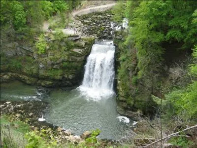 Chute de 27 mètres de hauteur sur le Doubs, le Saut du Doubs, sur la frontière franco-suisse est situé dans le canton de Neuchâtel en Suisse et en région ... en France !