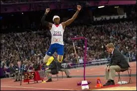 Le record du monde du saut en longueur masculin est supérieur à neuf mètres.