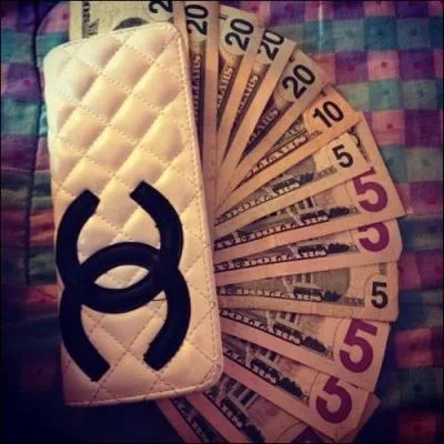 Elle est célèbre pour ses créations de haute couture, ainsi que les parfums portant son.....