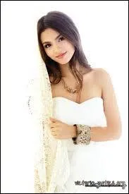 Elle est chanteuse et actrice seulement.