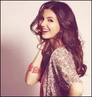 Elle a une soeur cadette.