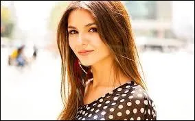 En 2010, elle a sorti son premier album.