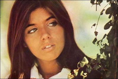 1976. Cette chanteuse reste célèbre grâce à la chanson espagnole "Porque te vas". Qui est-ce ? (clip)