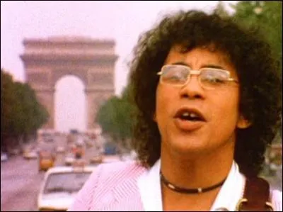 1977. "On a tous dans l'cur / une petite fille oubliée / jupe plissée queue d'cheval / à la sortie du lycée. Et la p'tite fille chantait un truc qui'm colle encore au cur et au corps." Quel est le titre de cette chanson de Laurent Voulzy ? (clip)