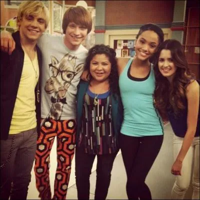 Dans cette série nous trouvons Ross Lynch, Laura Marano, Callum Worthy et Raini Rodriguez . Laquelle est-ce ?