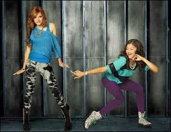 Cette série est une de mes préférées, les 2 actrices principales sont Zendaya Coleman et Bella Thorne :