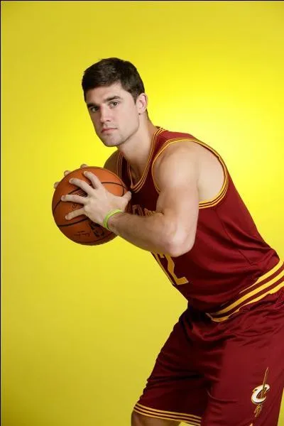 Il est choisi en trente-troisième position par les Cavs. Qui est-ce ?