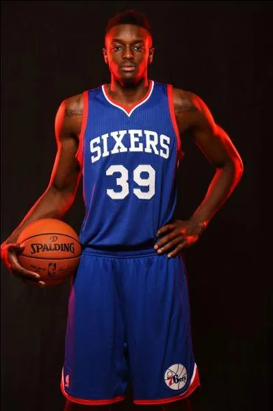 Il est choisi en trente-neuvième position par les 76ers. Qui est-ce ?