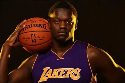 Il est choisi en septième position par les Lakers. Qui est-ce ?