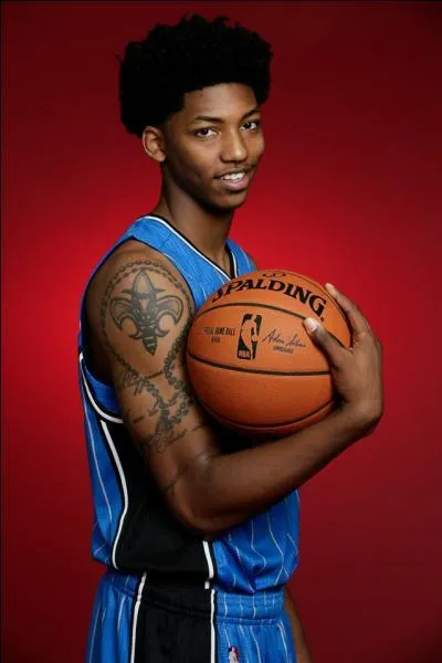 Il est choisi en dixième position par les 76ers. Qui est-ce ?