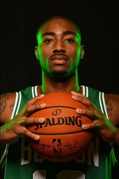 Il est choisi en dix-septième position par les Celtics. Qui est-ce ?