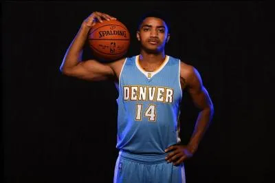 Il est choisi en dix-neuvième position par les Bulls, mais est transféré aux Nuggets. Qui est-ce ?