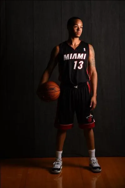 Il est choisi en vingt-quatrième position par les Hornets, mais est envoyé chez les Heats. Qui est-ce ?