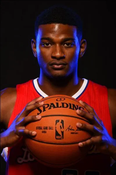 Il est choisi en vingt-huitième position par les Clippers. Qui est-ce ?