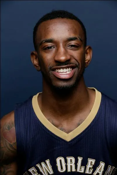 Il est choisi en quarante-septième position par les 76ers, mais est transféré aux Pelicans. Qui est-ce ?