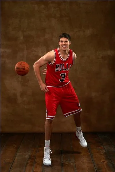 Il est choisi en onzième position par les Nuggets mais est transféré aux Bulls. Qui est-ce ?