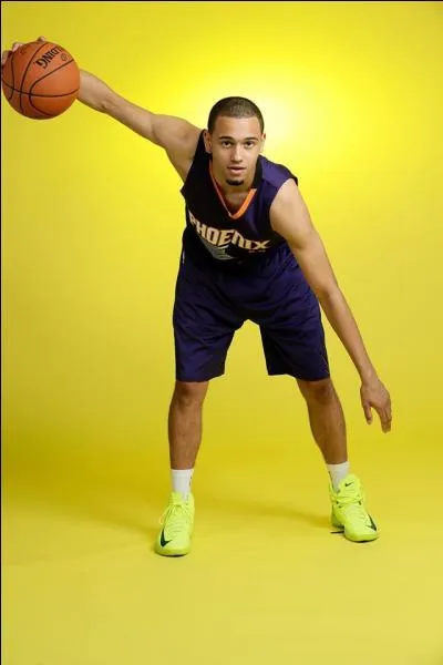 Il est choisi en dix-huitième position par les Suns. Qui est-ce ?