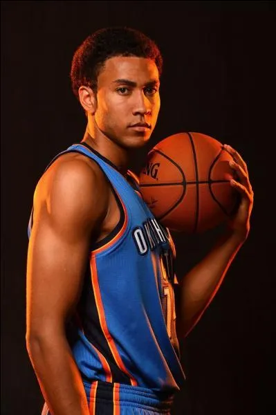 Il est choisi en vingt-neuvième position par les Thunders. Qui est-ce ?