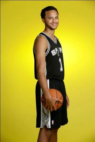 Il est choisi en trentième position par les Spurs. Qui est-ce ?
