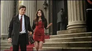 De quelle couleur est la robe d'Aria lors de leur premier rendez-vous ?