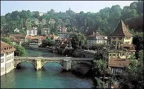 Ce n'est pas la ville la plus peuplée de Suisse mais c'est tout de même la capitale de ce pays. Il s'agit de...
