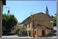 Le village Vauclusien de Loriol-du-Comtat se situe en région ...