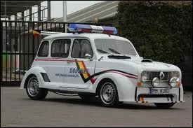 Si vous me regardez de près, vous devinerez le service auquel j'appartiens.