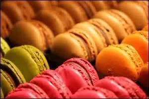 Ils sont composés d'amandes, de blancs d'uf et de sucre. Ce sont...