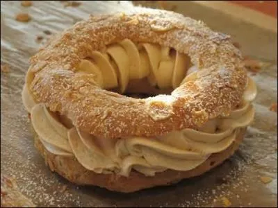 Quel est le nom de ce gâteau à base de crème pralinée ?
