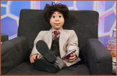 Comment s'appelle cette marionnette toujours accrochée au bras de Robbie ?