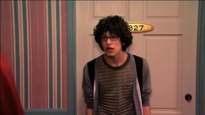 Comment s'appelle ce garçon, qui a toujours avec lui sa marionnette ?