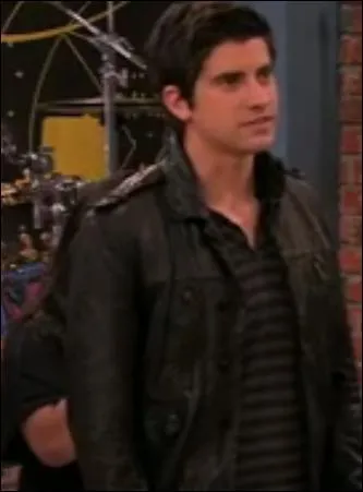 Comment s'appelle ce garçon qui se sert de ses petites amies pour avoir de bonnes notes ?