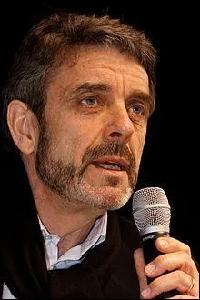 Dans les années 1980, j'ai présenté le journal télévisé d'Antenne 2. Actuellement, je présente "Des mots de minuit". Qui suis-je ?