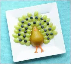 Quel est donc ce bel oiseau qui s'invite à la table pour le dessert ? Composé de raisins, de myrtilles (ou groseilles pour d'autres couleurs) et d'une demi-poire, c'est ?
