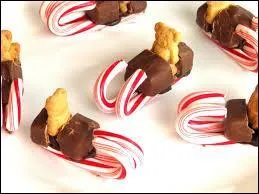 Tout mignon, tout sucré pour Noël, un ourson conduit un traîneau dont les patins sont des sucres d'orge et l'habitacle... ?