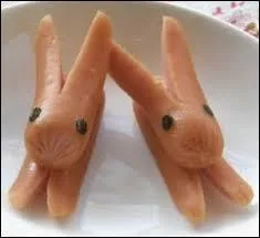 On passe de Noël à... Pâques, avec cette trouvaille géniale mais très simple pour faire de jolis petits lapins. C'est encore une viennoise qu'on fend... ?