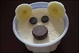 Et voilà Nounours, ou Fozzie ou Winnie l'ourson qui se fait dessert, en ajoutant des chocolats à la surface du ramequin contenant la crème, et quoi donc pour faire les oreilles ?