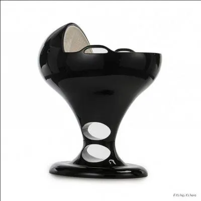 Ceci est un berceau design, dont le modèle existe aussi doré à l'or fin. On peut le trouver élégant, mais aussi penser qu'il sort droit du film... ?