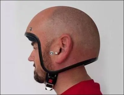 Vous voulez faire peur, portez donc ce casque dont la chose la plus étonnante est... ?